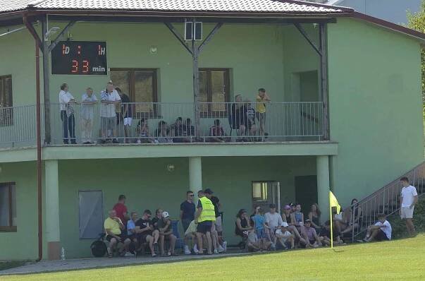 Fotbalisté Březové (modré dresy) ve 3. kole okresního přeboru Uherskohradišťska zdolali Slovácko C 4:2.