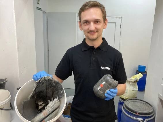 Michael Pánek s laminátovým odpadem a zbytkem... | iROZHLAS - spolehlivé zprávy