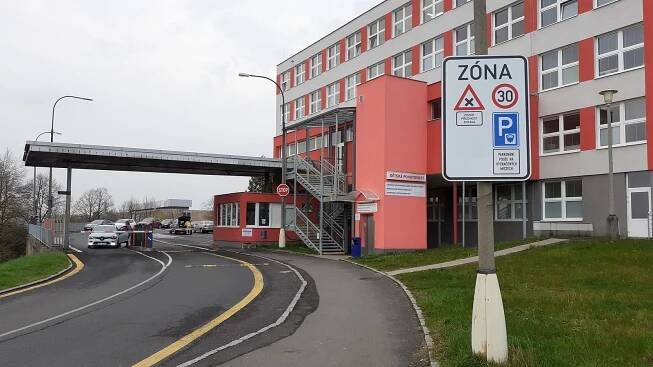Parkování u nemocnice zdražilo. Most chce omezit stání dodávek u paneláků