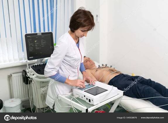 Lékařské Vybavení Pro Elektrokardiogram Doktoři Dělají Ekg Test Mužském Pacientovi