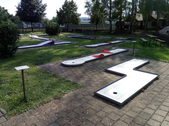 Oprava drah na minigolfovém hřišti v obci Luběnice