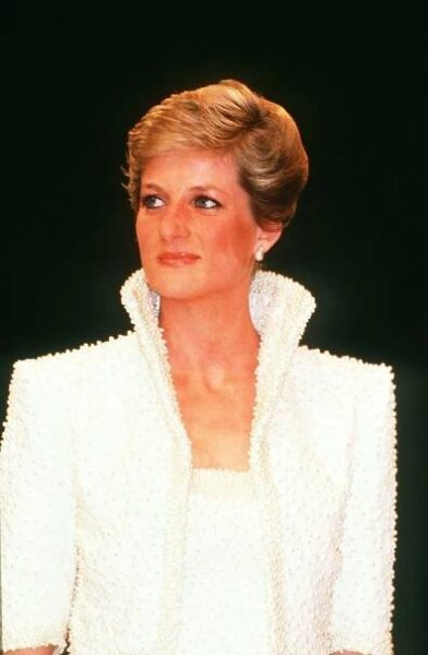 Princezna Diana je dodnes téměř nepřekonanou módní ikonou. Dokázala to i "elvisovskými" šaty od Catherine Walker, které poprvé vynesla na Britských módních cenách v roce 1989.