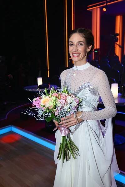 FOTO: Herečka Marta Dancingerová dostala krásnou kytici. – stránka 67