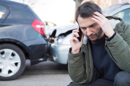 Muž volání první pomoc po dopravní nehodě — Stock fotografie
