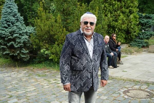 FOTO: Zpěvák Milan Drobný na pohřbu Yvonne Přenosilové. – stránka 28