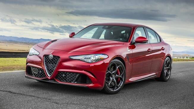 Skvěla ojetina pro fajnšmekry: Alfa Romeo Giulia Quadrifoglio do vás napumpuje adrenalin v obrovském množství. Na kolik vás přijde mimořádný řidičský zážitek?