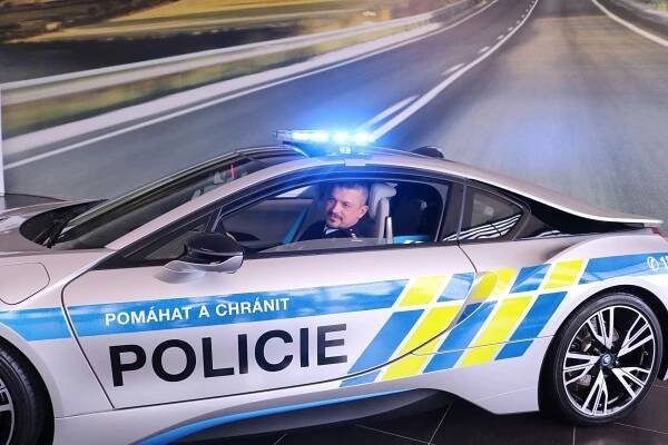 Policie bude pomáhat a chránit v supersportovním BMW i8. Potkáte ho hlavně na moravských dálnicích