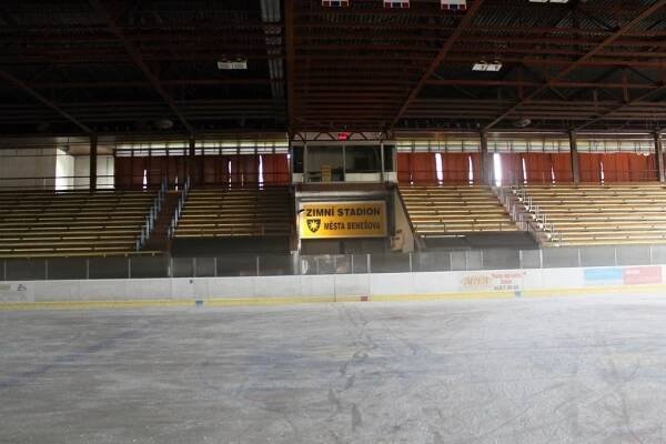 Na benešovském zimním stadionu už nezmrznou, ale také si nezakouří