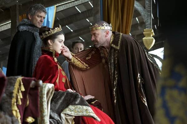 Království - Vraždění neviňátek - Z filmu - Adelaide Kane, Alan Van Sprang