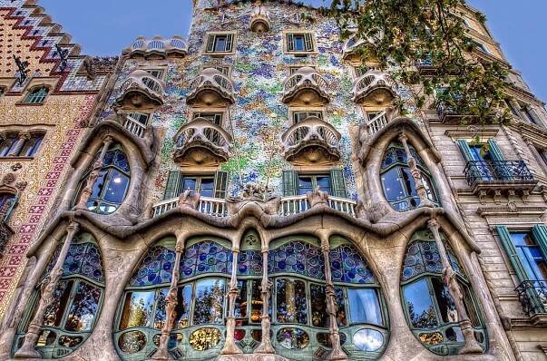 The architect Gaudi and his houses: the work and creativity of the master