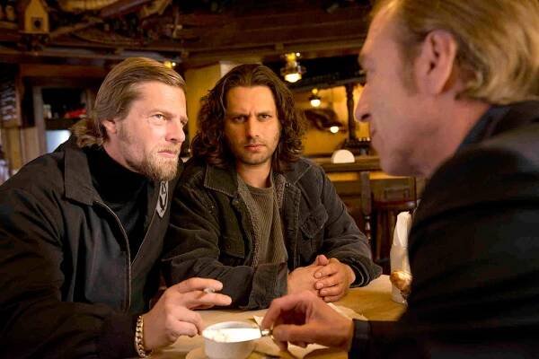 Poslední polda - Sedm písmen - Z filmu - Henning Baum, Adam Bousdoukos, Oliver Stritzel