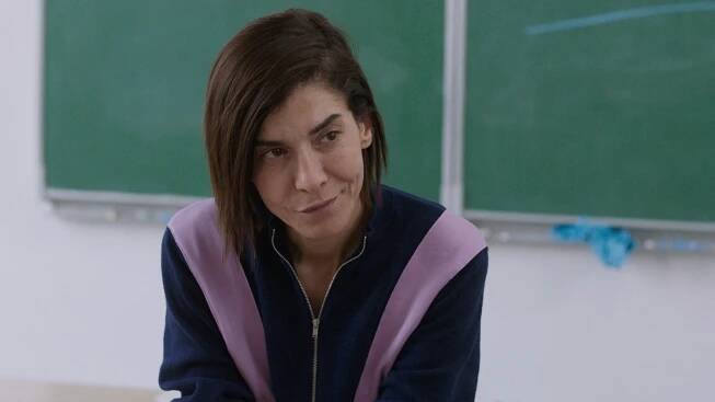 Amal (Lubna Azabal) devant sa classe, avant le drame