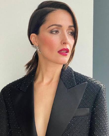 Rose Byrne – Lip, Shoulder, Lipstick, Eyelash, Neck, Slee…