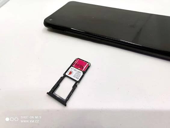Telefon má dva sloty na SIM a dedikovanou pozici na paměťovou kartu
