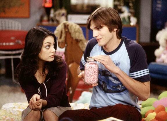 Kelso (Ashton Kutcher, R) tries to win back Jackie (Mila Kunis)