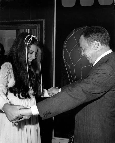 The Sinatra Family – The Sinatra Family Wish You a Merry Christmas (1968) - Vinyl Stories