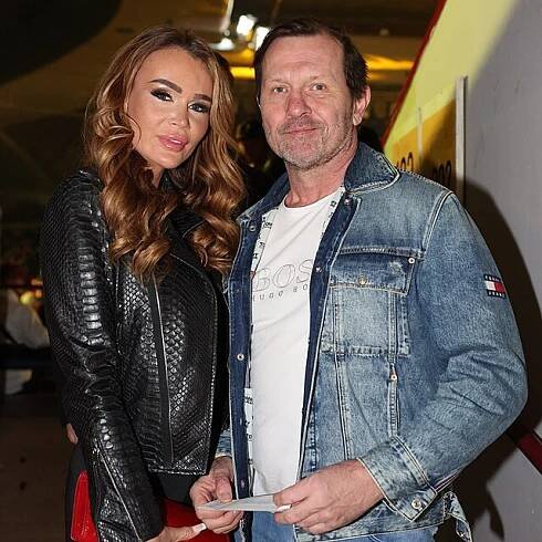 Eva Feuereislová vsadila na černou koženou bundu a rudé doplňky, zatímco Jaromír Soukup se držel svého ležérního stylu v džínách a sportovních botách.
