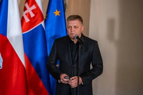 Peter Tóth: PO STOPÁCH DIPLOMATICKÝCH AKTIVÍT ROBERTA FICA - Denník VV