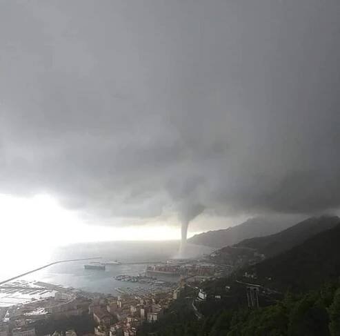 Masivní tornádo v dovolenkovém ráji: Strhalo střechy, místní jsou v šoku