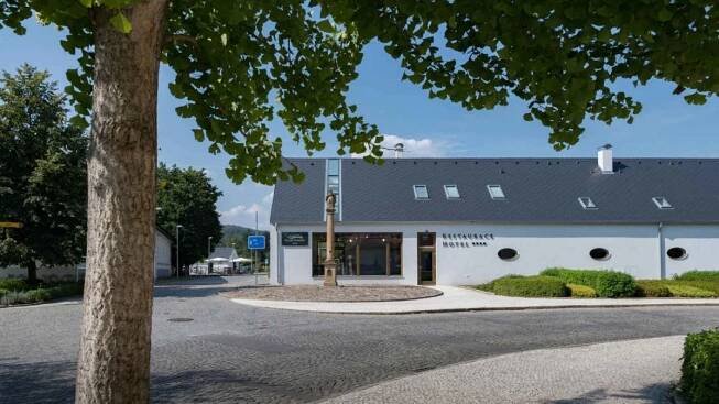 Čtyřchodové menu s možností vinného párování ve stylové, moderní restauraci Panská Zahrada