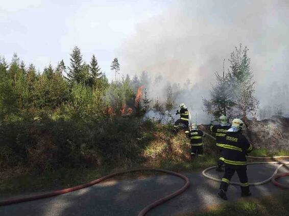 Hektická sobota pro hasiče: nedaleko Újezdu u Rosic likvidovali požár lesa