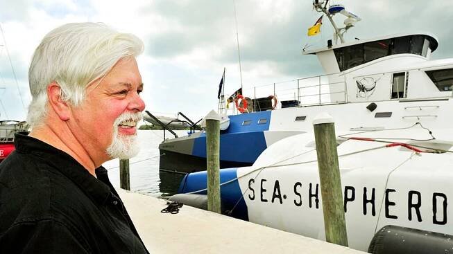 Kapitán Paul Watson, zakladatel Sea Shepherd Conservation Society, je viděn se svou lodí 