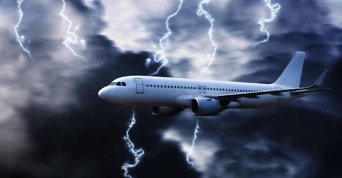 Lidé křičeli strachy, krupobití zdemolovalo Airbus chvíli před přistáním. Následky hororového letu ukazují fotky