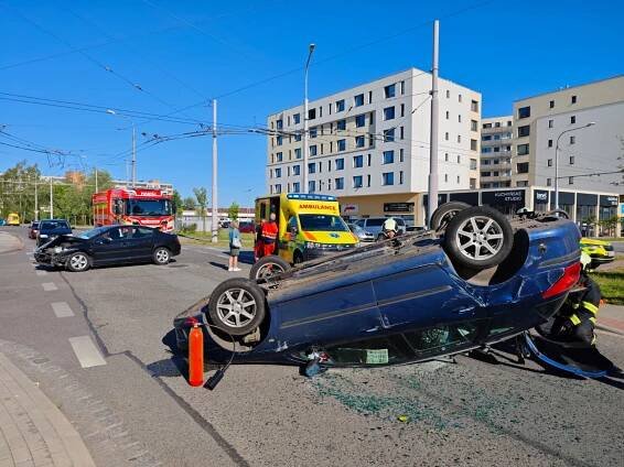 Nehoda dvou vozidel na sídlišti Vltava v Českých Budějovicích – PF noviny