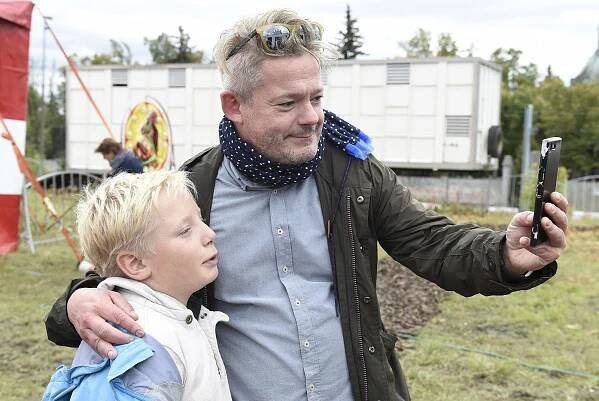 Podobu má po mámě, odvahu po tátovi: Aleš Háma se synem laškovali s krokodýlem