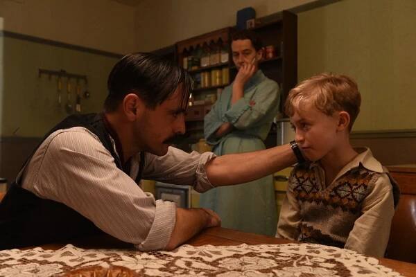 Emun Elliott, Gregor Selkirk - Tell It to the Bees - Z filmu