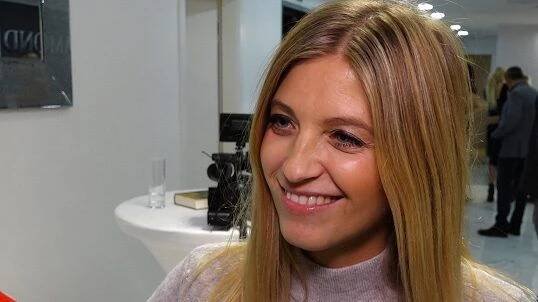 Tři měsíce po porodu nemaká pouze tahle sympatická reportérka. Pracovní kšeft má za sebou i její dcera Emilka - Super.cz
