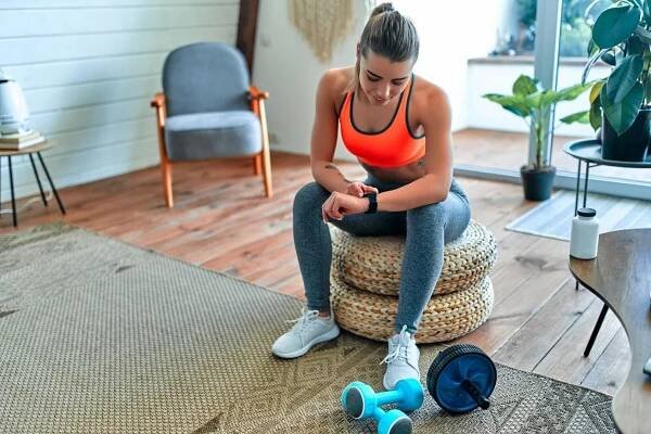 Cvičení na hubnutí doma: Co opravdu pomáhá? - Sportovní Elegance
