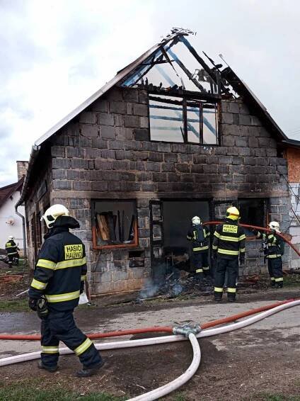 Rozsáhlý požár v Huslenkách se hasičům podařilo rychle zdolat