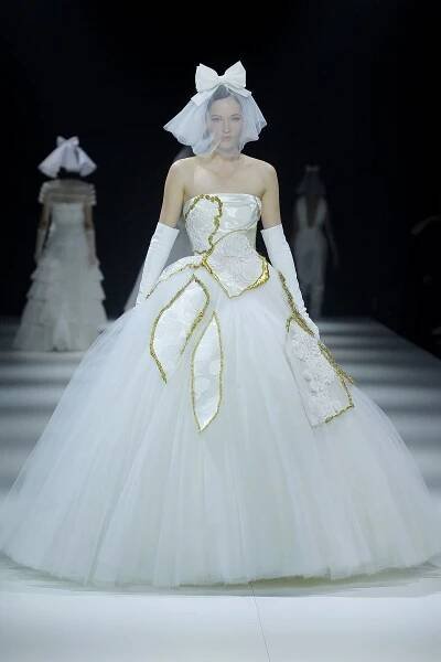 Viktor & Rolf Mariage Barcelona Bridal Fashion Week runway 2022