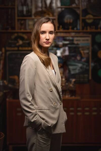 FOTO: Eliška Křenková ztvárnila v seriálu Boží mlýny novinářku Markétu Stránskou. Kromě jiného hrála i v Haunted pro Netflix. – stránka 7