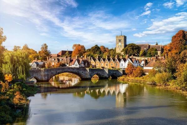 panoramatický pohled na vesnici aylesford v kentu v anglii během zlatého podzimu - anglie - stock snímky, obrázky a fotky