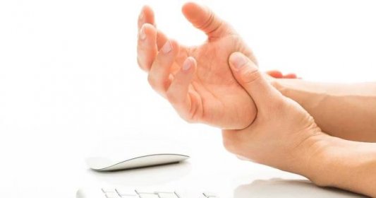 Pokud pracujete dlouho na počítači a večer cítíte slabost, mravenčení nebo brnění prstů u ruky, pravděpodobně trpíte syndromem karpálního tunelu.