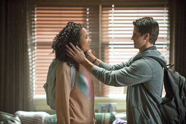 Lidé zítřka - Limbo - Z filmu - Madeleine Mantock, Robbie Amell