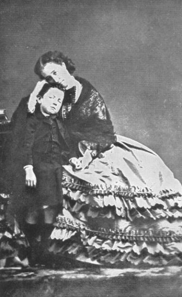 Soubor:Eugénie de Montijo with son ca. 1858.jpg – Wikipedie
