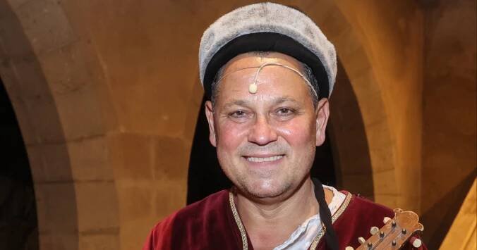 Pavel Vítek rozpáral divadelní kostým. Zbylo z něj jen pár hadříků