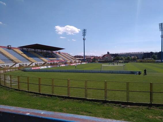 Soubor:Stadium during the sunny day.jpg