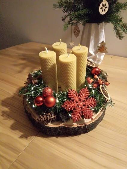 Moc děkuji za srdíčka škoda že se neví od koho jsou abychom mohli poděkovat určité osobě. Jinak my už máme na stole adventní věnec :) hezkou neděli všem. - Obrázek č. 1