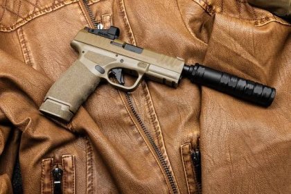 hellcat pro fde threaded barrel with attached suppressor