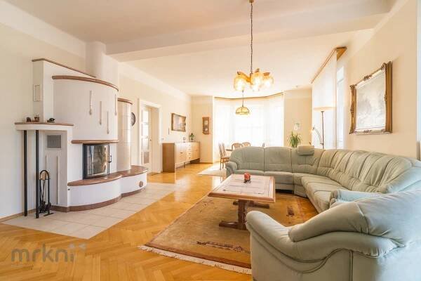 Krásná vila s bazénem a velkou terasou | Mrkni na reality