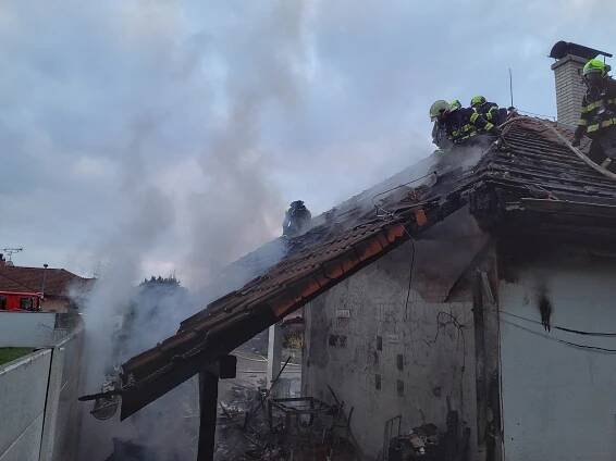 Hasiči měli napilno v Rosicích, hořel tam rodinný dům