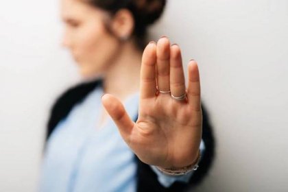 Dívka ukazuje stop gesto — Stock obrázek