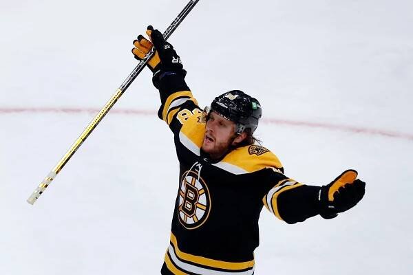 Pastrňák si při výhře Bostonu připsal první body v play-off, fanoušci při oslavách zranili časoměřiče