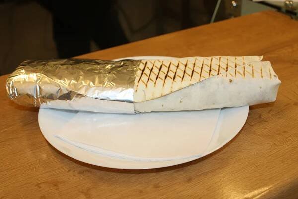Dürüm kebab: Grilované maso se zeleninou v chlebové rolce