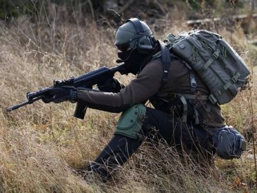 Stovky ruských vojáků připravují provokaci v ukrajinských uniformách