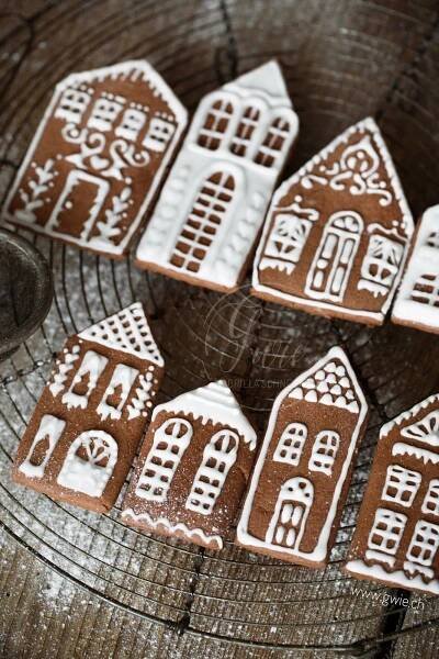 Lebkuchenhäuser | Gingerbread cookies decorated, Gingerbread house cookies, Gingerbread cookies